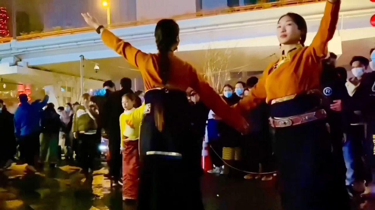 悦目娱心！别具一格的成都街头藏族锅庄