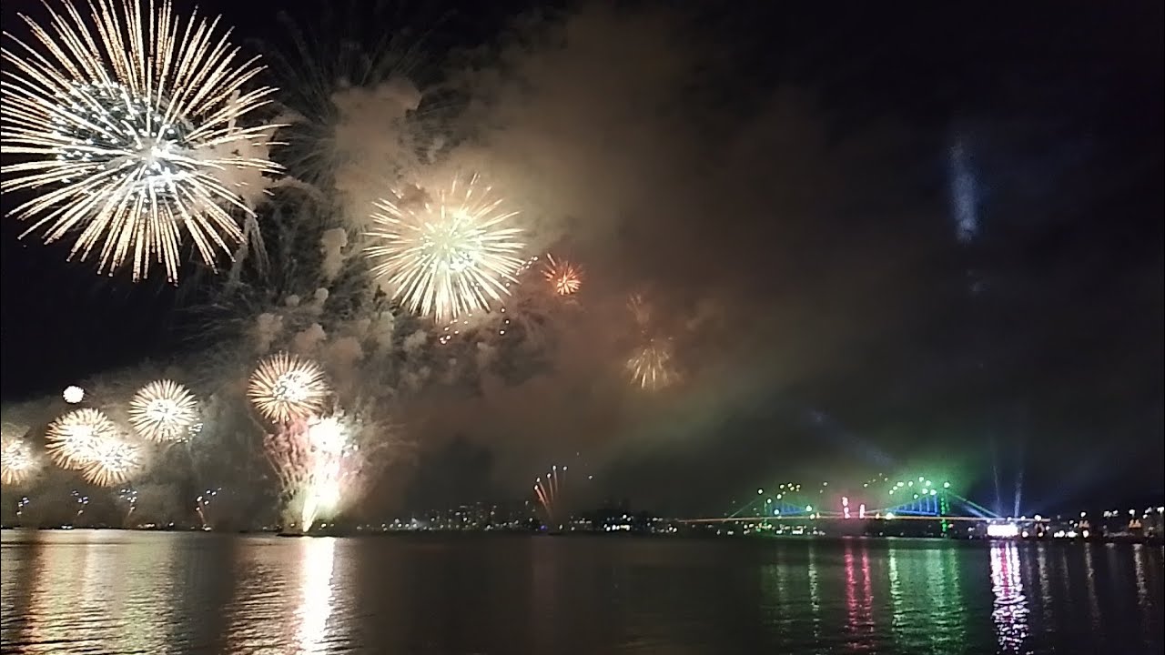 Queima de Fogos na virada do ano em Florianópolis 2026 com ponte Hercílio Luz