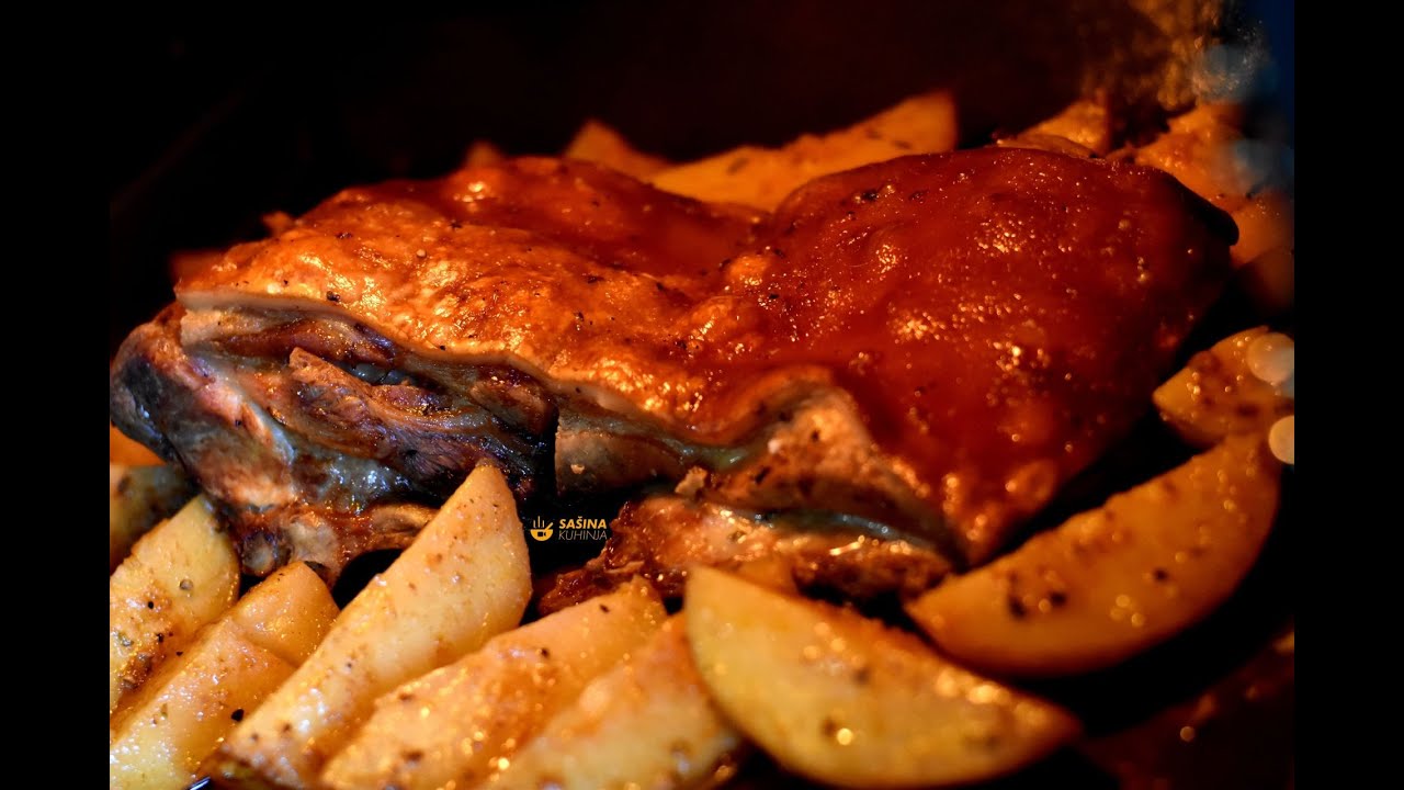 Odojak hrskava kožica rebra i leđa iz pećnice s krumpirima recept