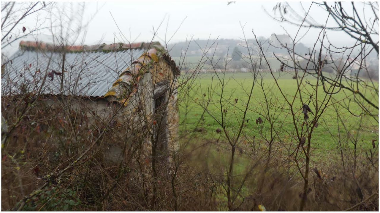 Par temps de pluie tous les châteaux sont gris, les chapeaux aussi