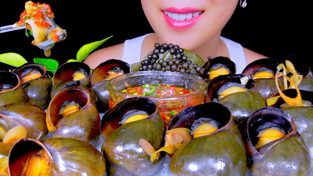 ASMR MUKBANG GIANT STEAMED APPLE SNAILS WITH LEMONGRASS AND GREEN PEPPER