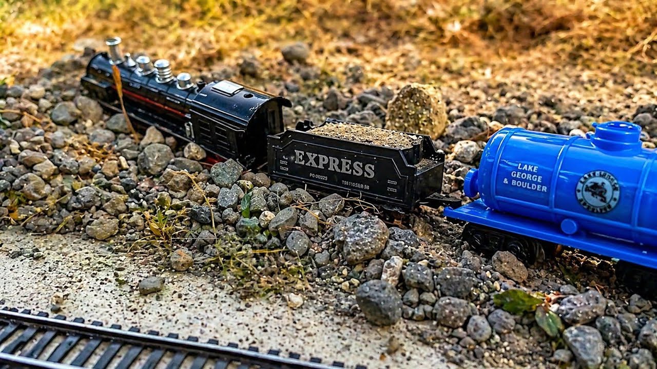 Локомотив Rail King столкнулся с двумя грузовиками