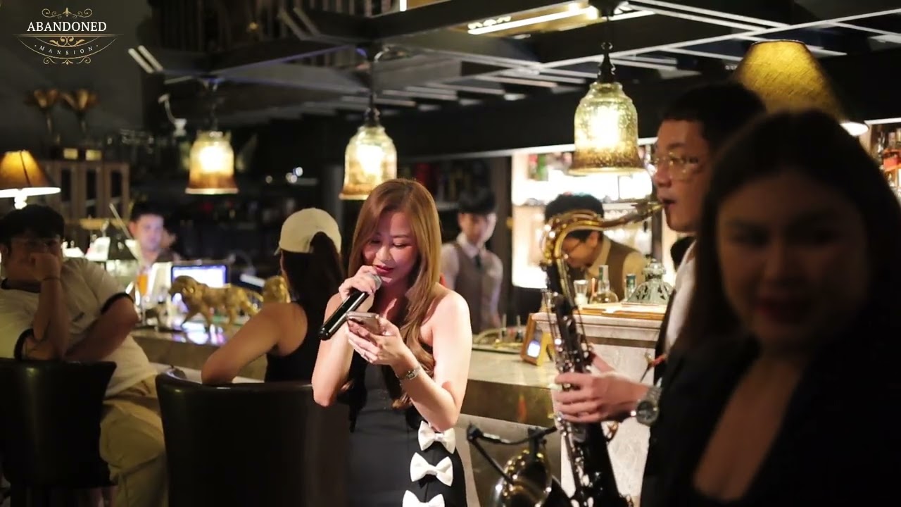 Can't Help Falling In Love | Elvis Presley Cover by Maggie | Sukhumvit live jazz
