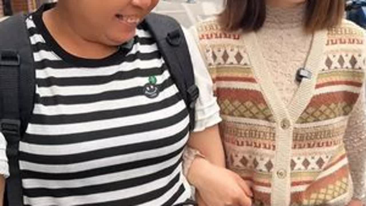 带老丈人挑选生日衣服，倔得如小孩，自己挑的衣服喜欢跟开心重要