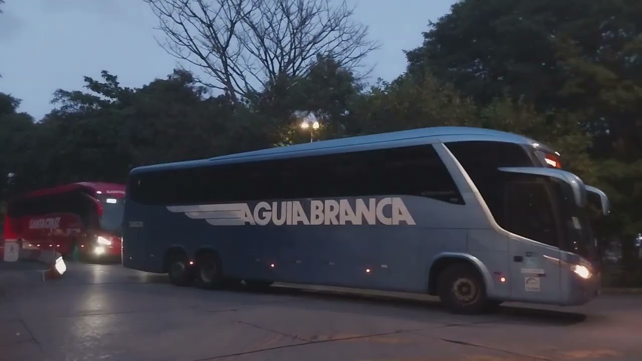 Amanhecer no Tietê: grande fluxo de empresas e destaque para o carro 2000 da Viação Santa Maria.