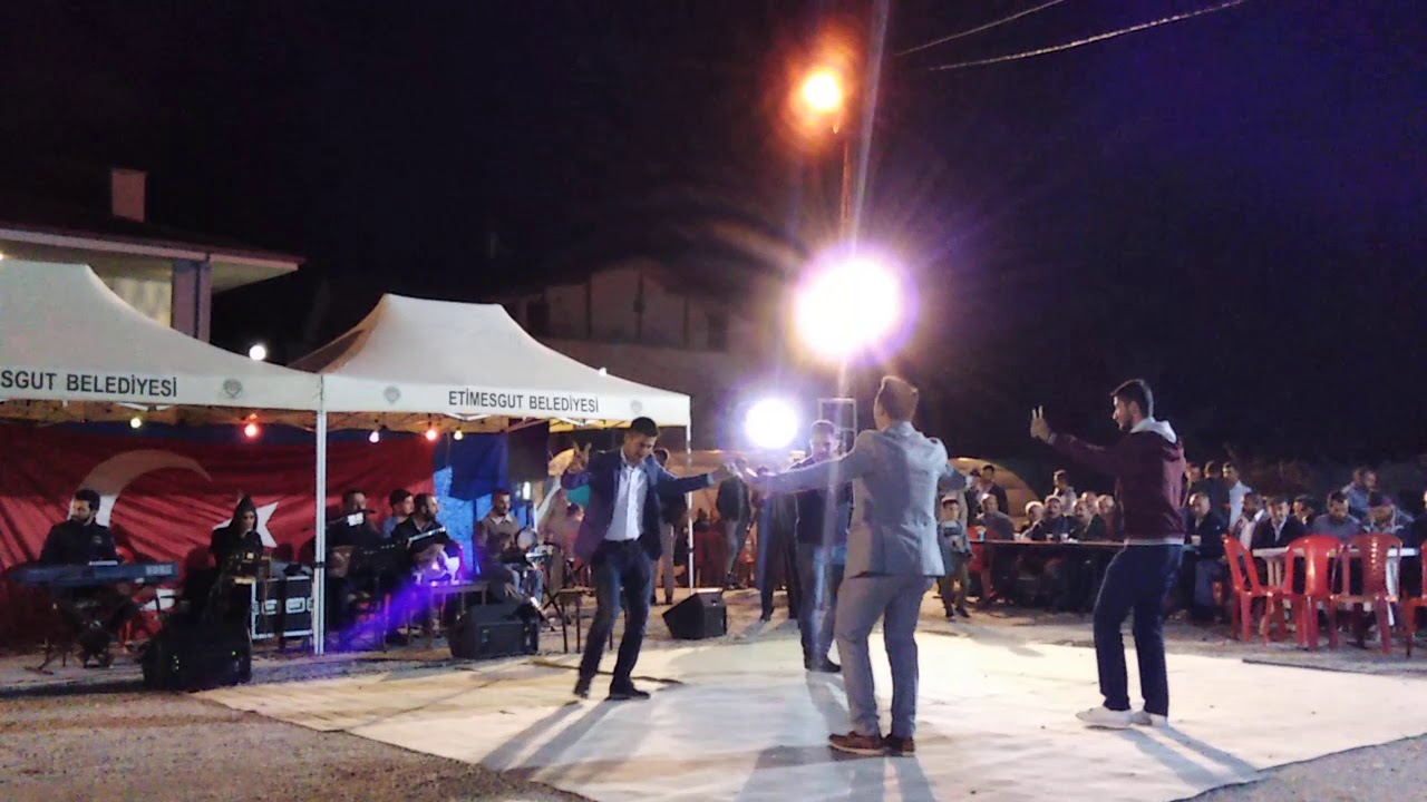 Ali Manaz - bir o bende - &Ccedil;eşmede Suya Giderken - Gamzelerin g&uuml;ller a&ccedil;mış bana bakıyor