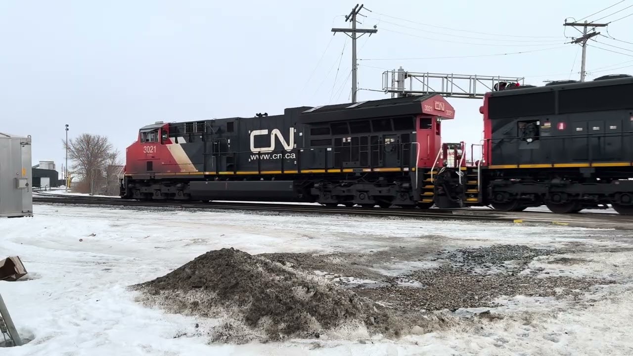 CN 8304 AND 3021 SWITCHING TRACKS ON CPKC