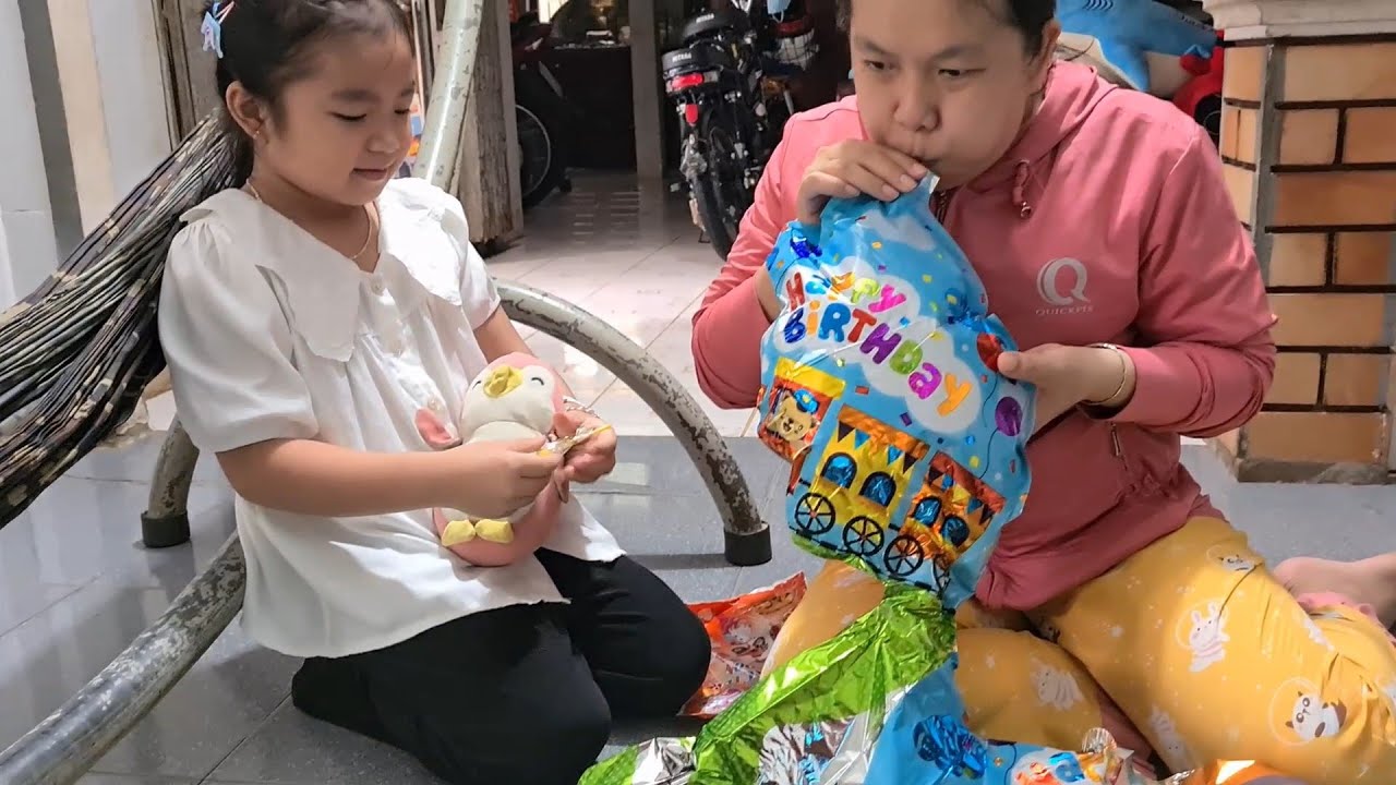 Muội mua được bong bóng 2 con tôm hùm 🎈🦞 Xí Muội XM Tập 242 💖