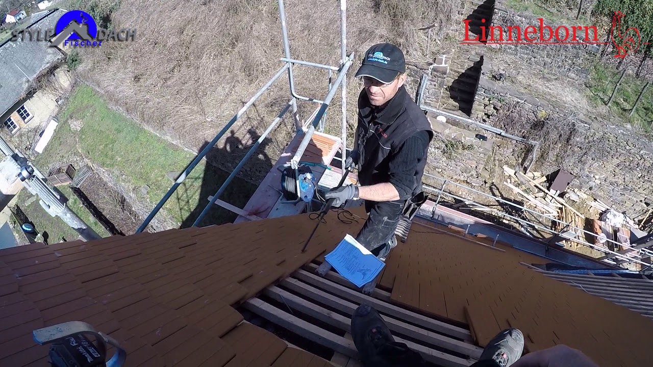 So wird eine Linneborn Wetterfahne durch einen Dachdecker montiert 