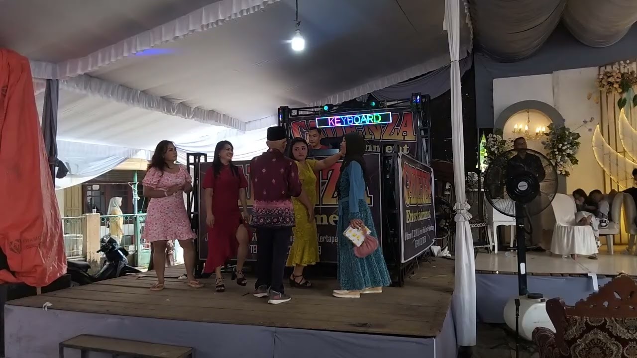 Mandul di nyanyikan tamu undangan di hibur orgen tunggal Cadenza entertainment
