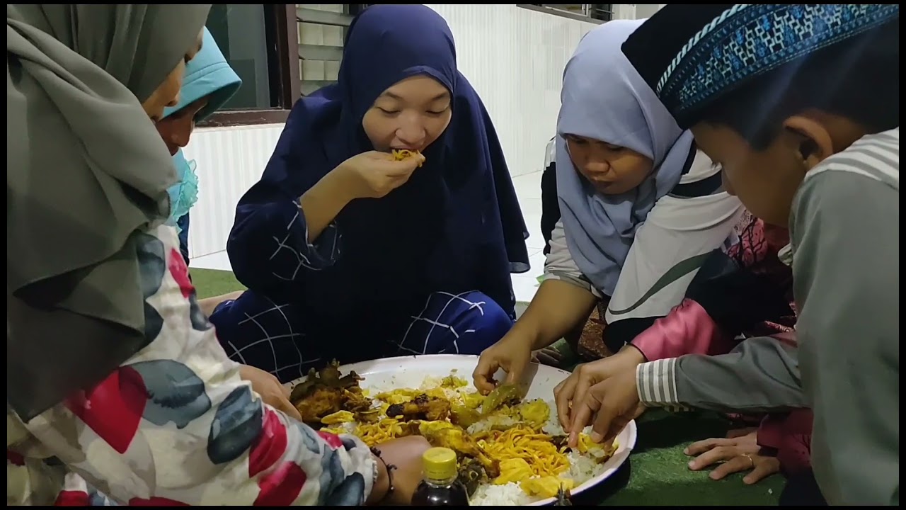 MAKAN BERSAMA BERALASKAN DAUN PISANG SANTRI PUTRI PONDOK PESANTREN HIDAYATULLAH AL-MUHAJIRIN
