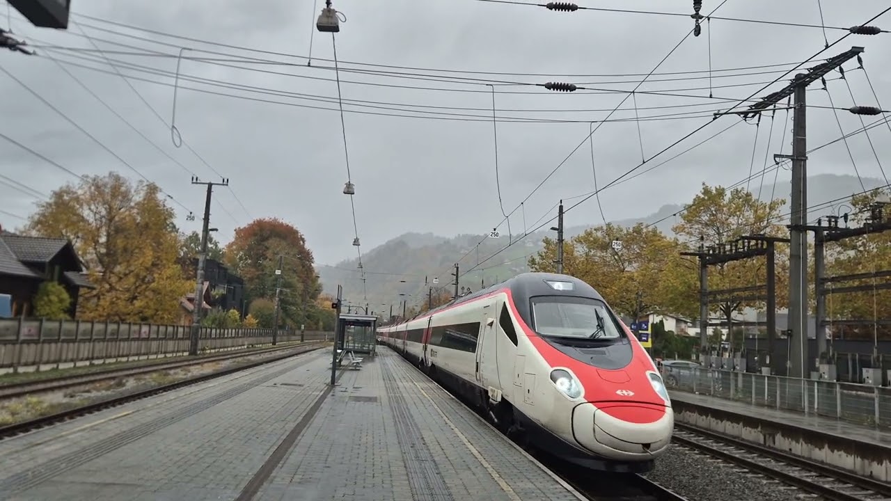 Einfahrt des Sonder-EuroCity 13494 am 25.10.2025 in Dornbirn