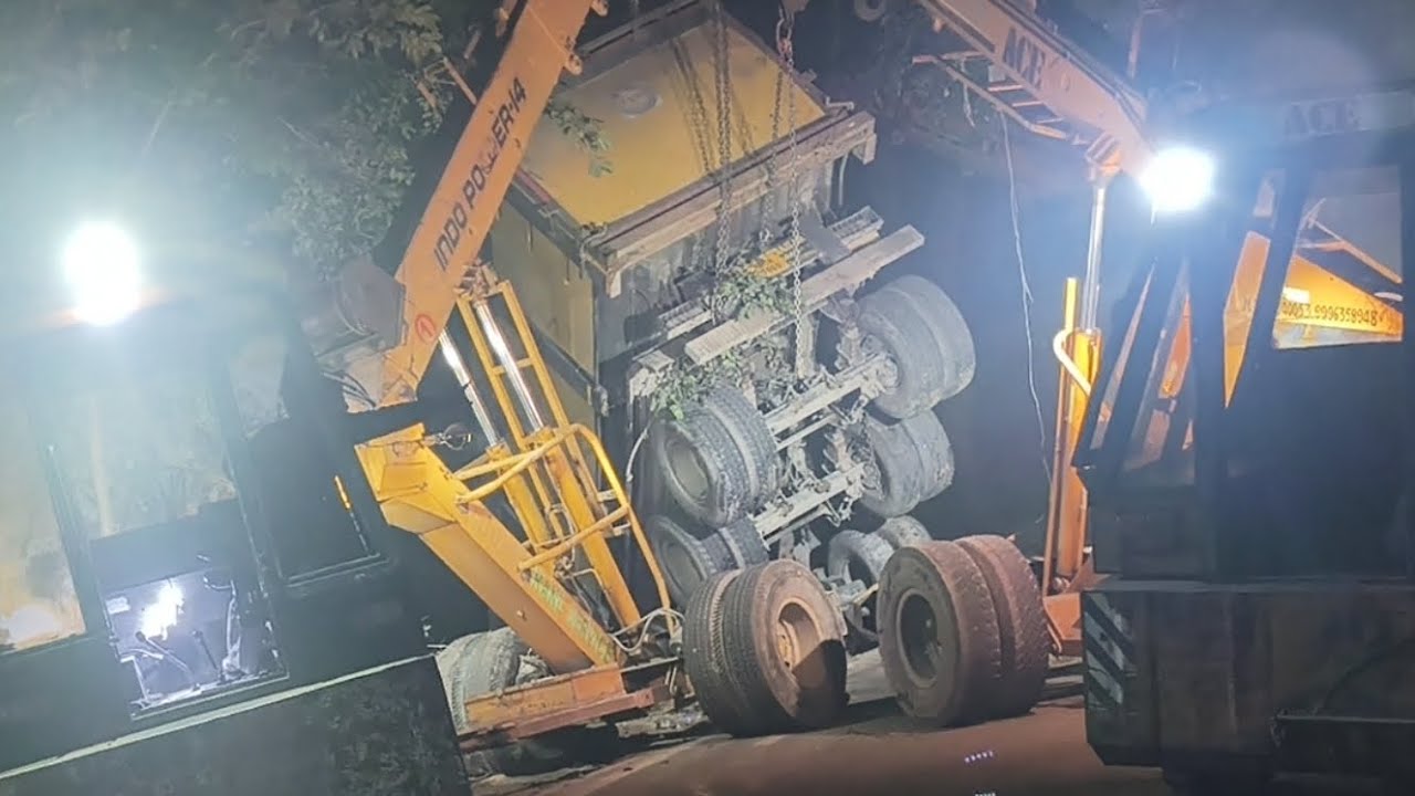 3 Hydras Lifting a Crashed heavy Truck full video 