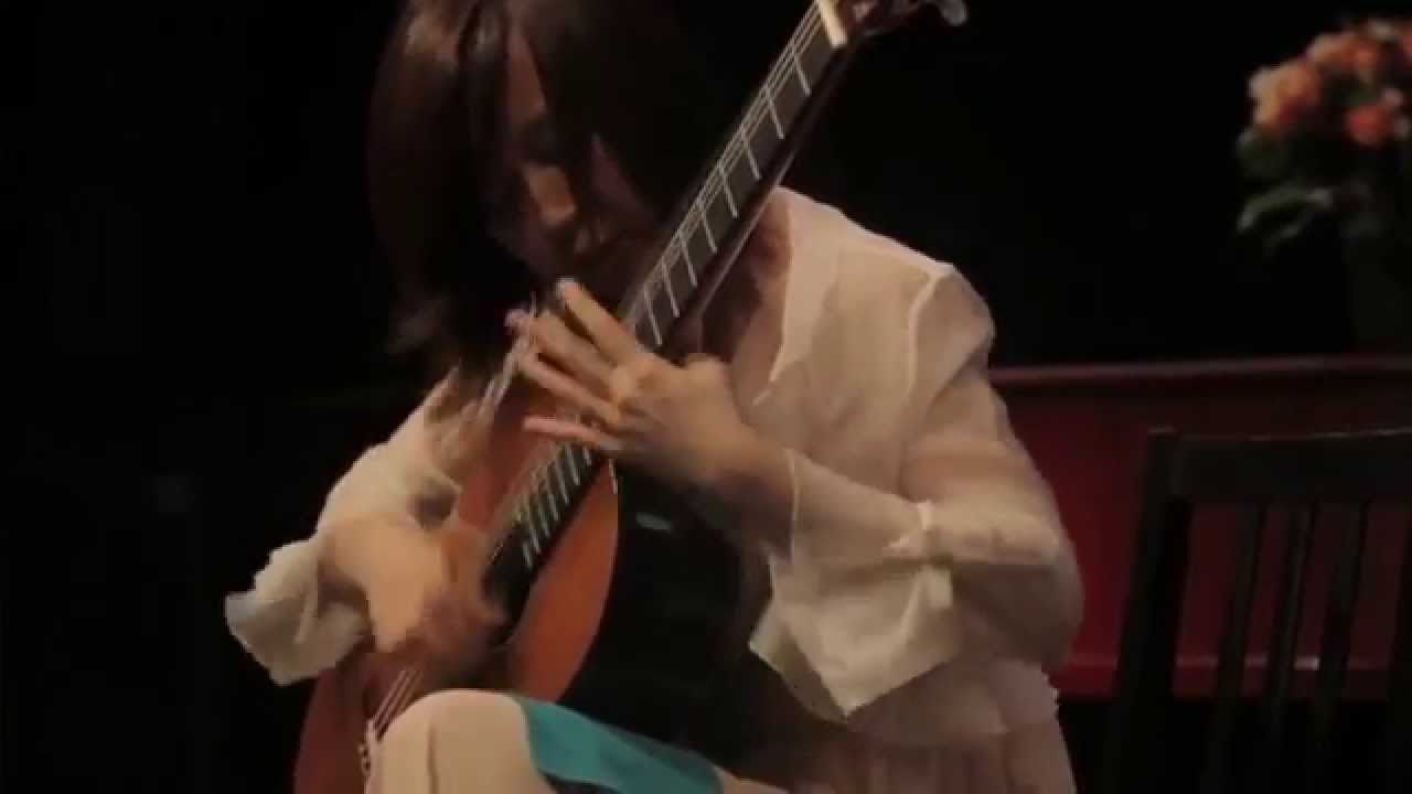 Sachiko Miyashita plays Triaela ( Light Motif et Clown Down) de Roland Dyens