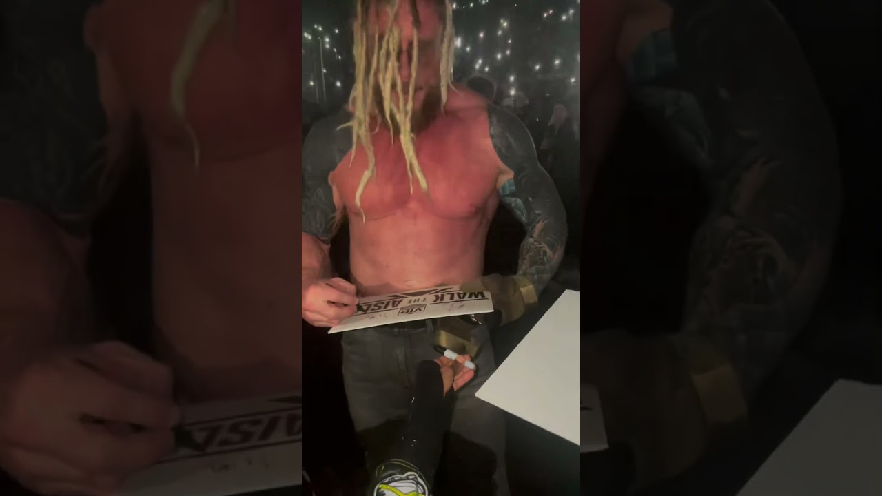 Wyatt Sicks Gives My Son Autograph 🖊️ Dexter Lumis  AKA Mercy the Buzzard 🔥 Holiday Tour 12-28-2024