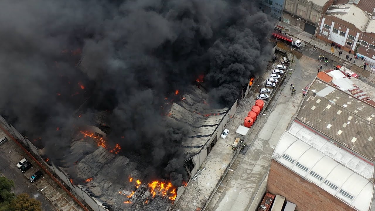 Bomberos lograron circunscribir el incendio en una fábrica de Avellaneda