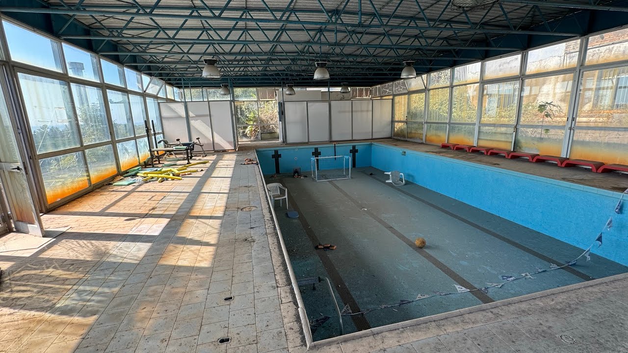 PISCINA ABBANDONATA CON TUTTA L’ATTREZZATURA