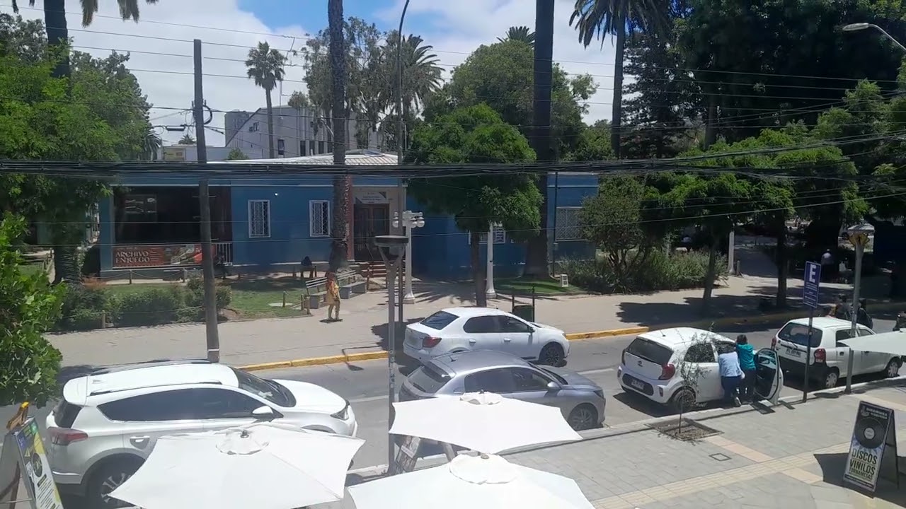 Que lugares visitar en QUILPUE: Plaza Eugenio Rengifo, galeria de peluquerías, cafe y supermercados.