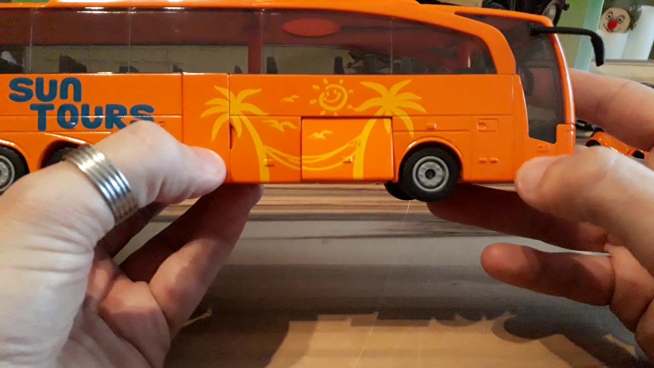 Unboxing Siku 3738 Mercedes-Benz Travego Reisebus