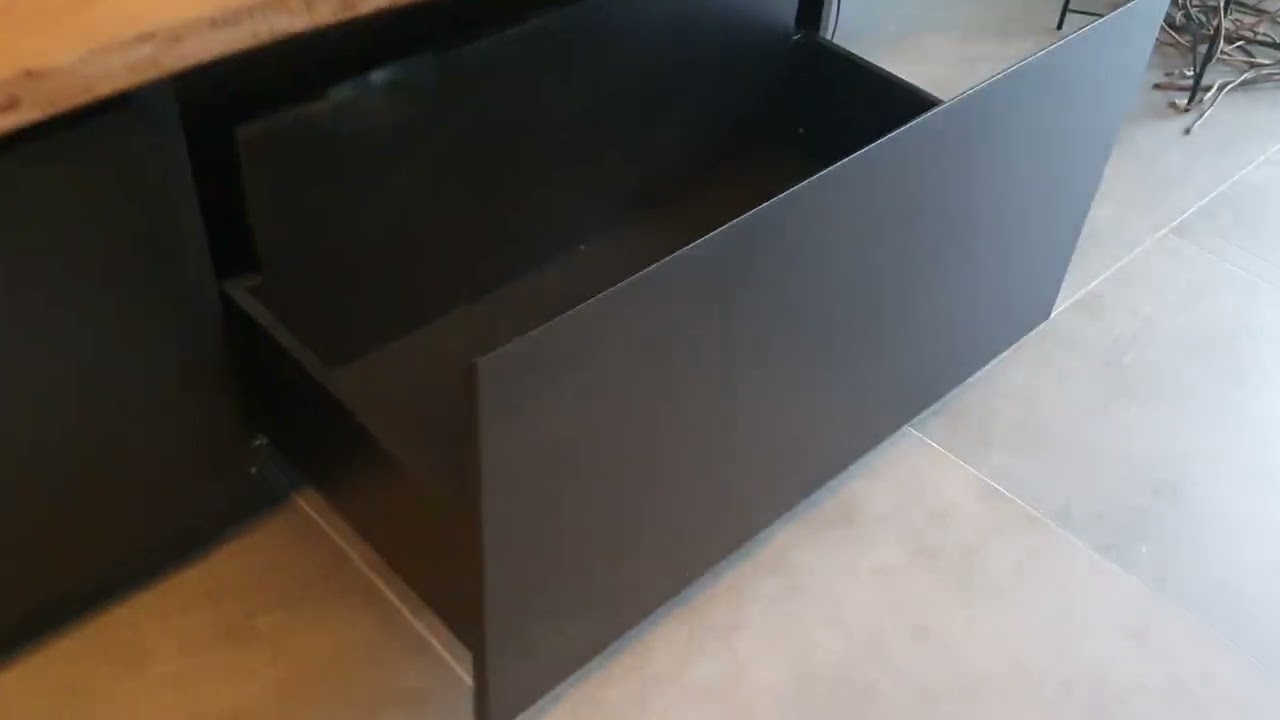 TV komoda jaseň masív,čierne dvierka od Aredo