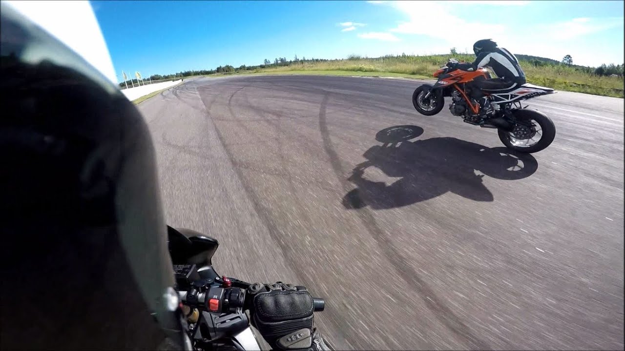 Fz1 chasing Superduke 1290