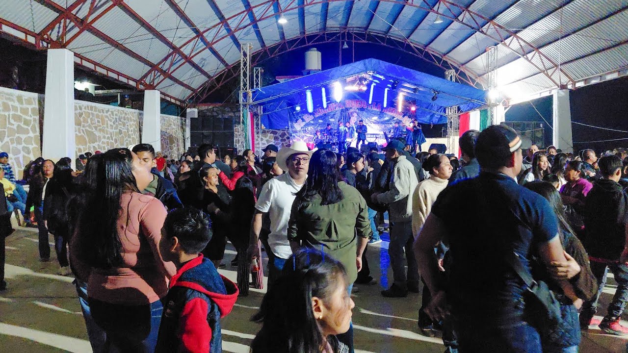 A toda banda con el grupo los reyes de la cumbia en tenexco l, atlapexco hgo 