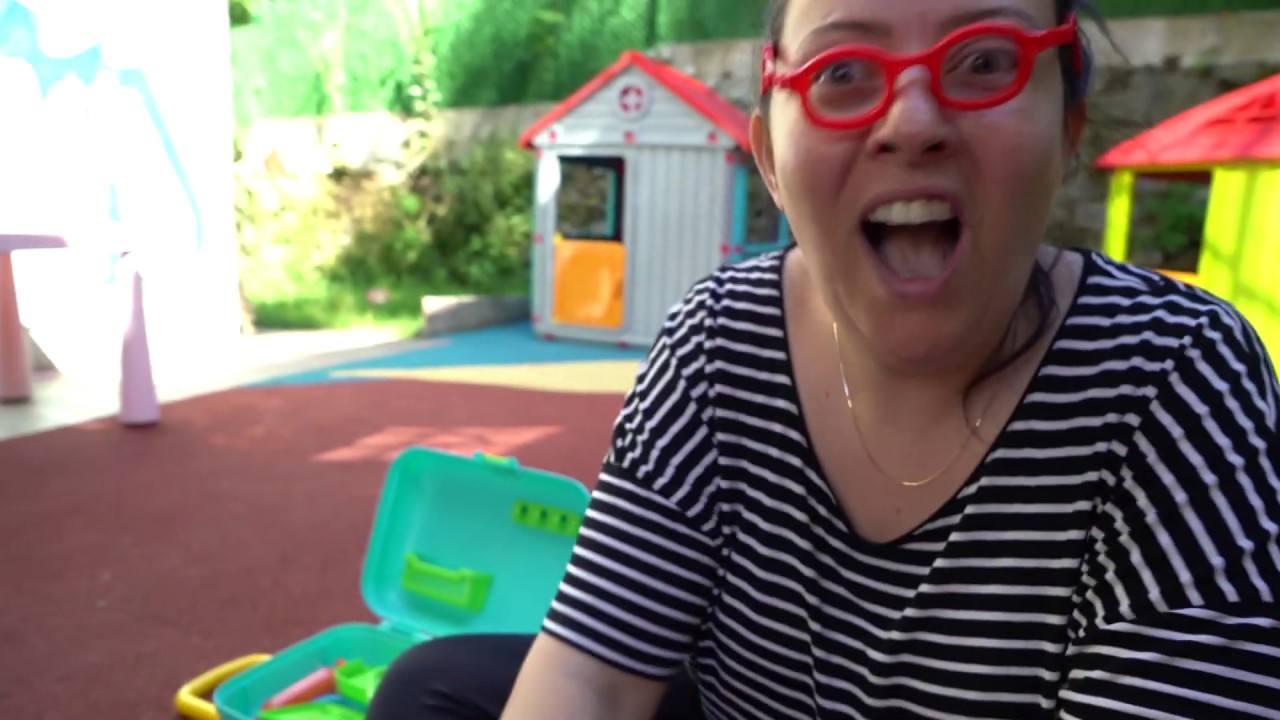 Özlem Being Doctor and Helping Rüya and Yankı - Funny Kids Video