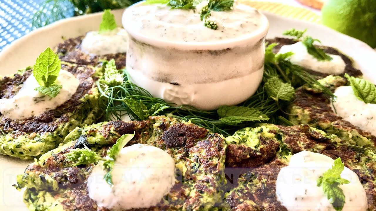 Tortitas de calabacín con salsa de yogur con menta | Cena para perder peso