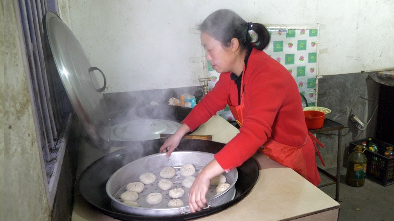 农村媳妇做包菜馅包子，大铁锅一蒸，一家人吃美了