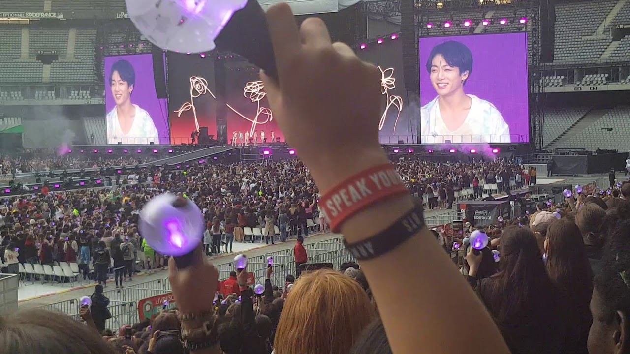 JUNGKOOK singing CHAMPS ÉLYSÉES in french