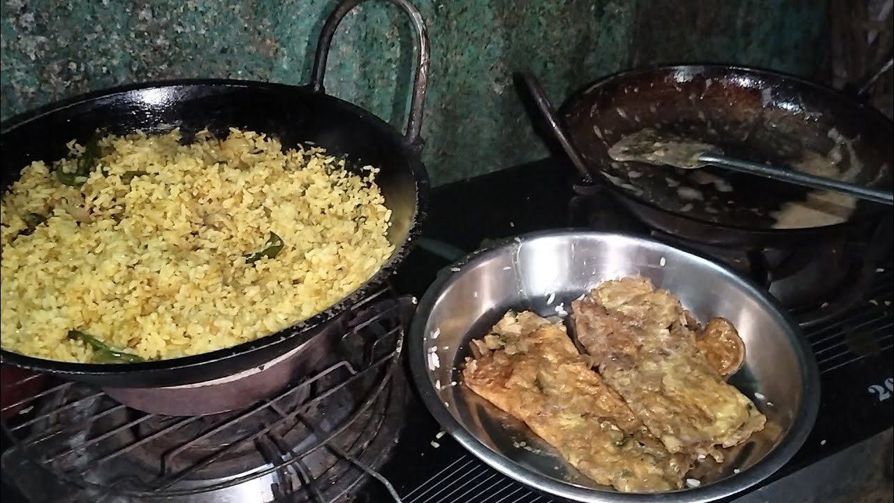 সকালের খাবার ডিম ভাজি আর ভাত ভাজি 