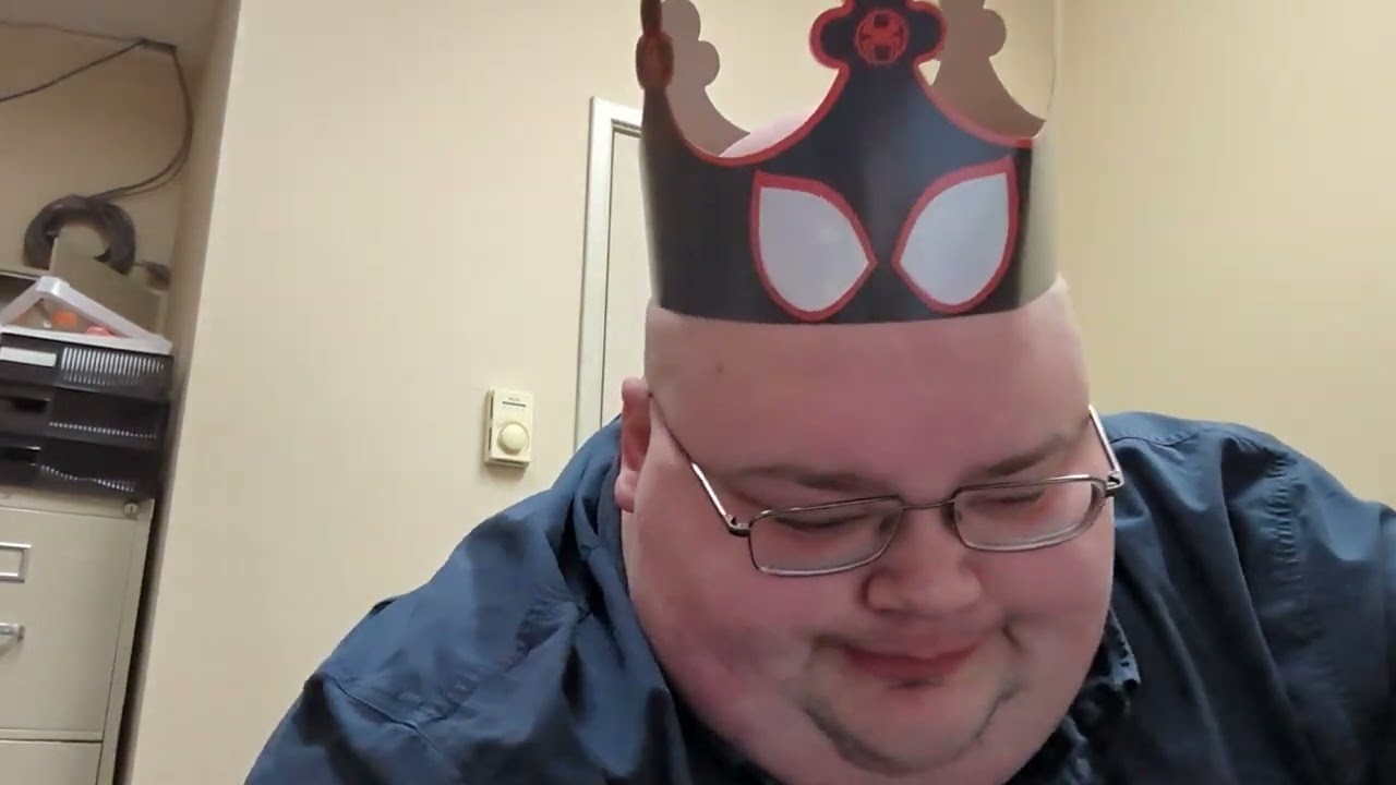 Ройс пробует воппер из Spider-Verse от @BURGERKING