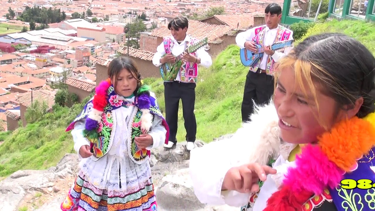 LOS ELEGANTES DE LA BANDURRIA CUSCO TEMA: Paris Huallatita