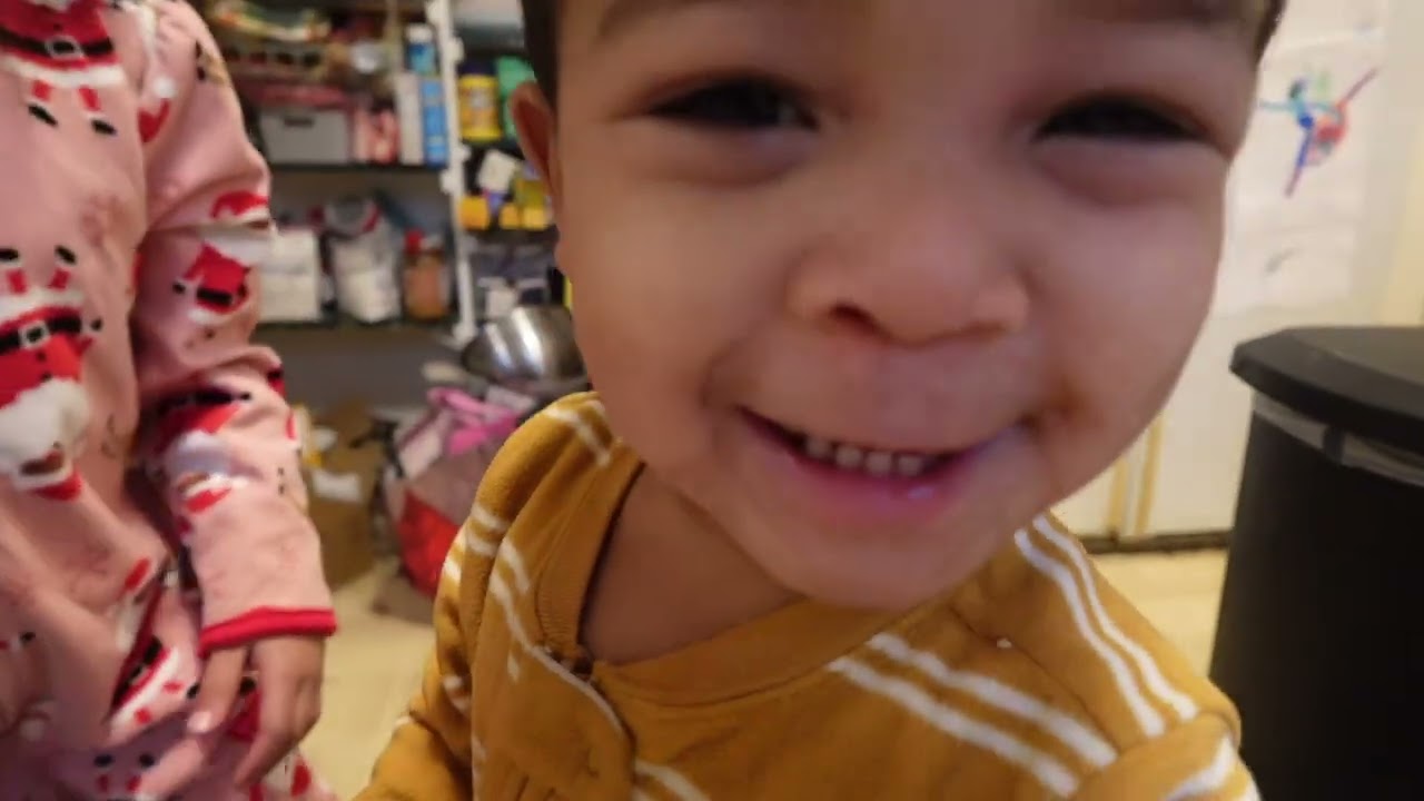 Make Some Smoothies with Me - VLOGMAS DAY 17 - SONY ZV1F