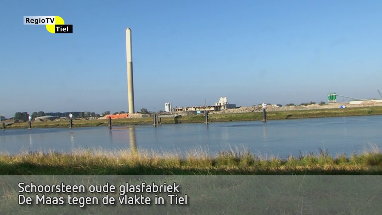 Schoorsteen oude glasfabriek Tiel spectaculair naar beneden