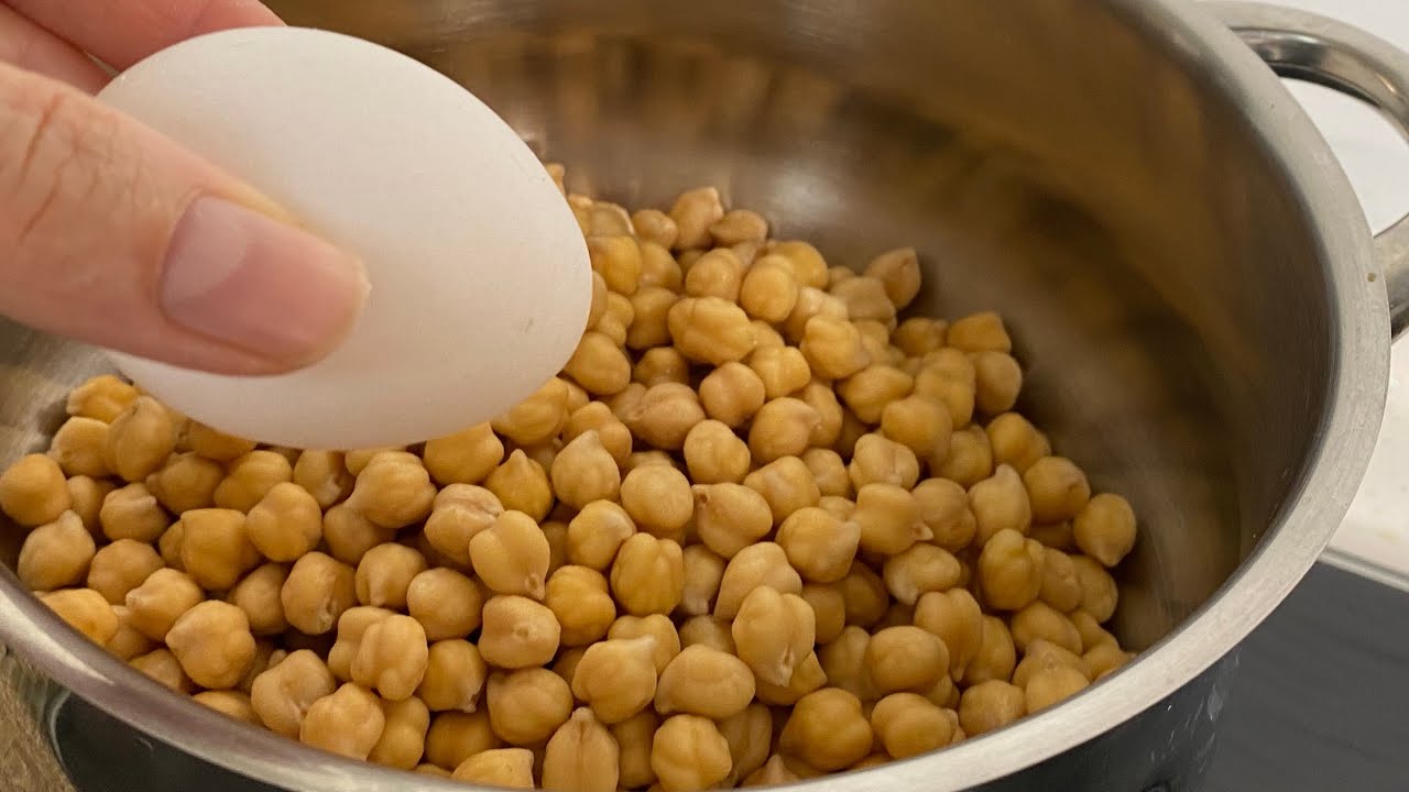اضيفو البيض على الحمص واحصلوا على وجبة مقرمشة ولذيذة للفطور او العشاء👍 Add eggs to chickpea and….