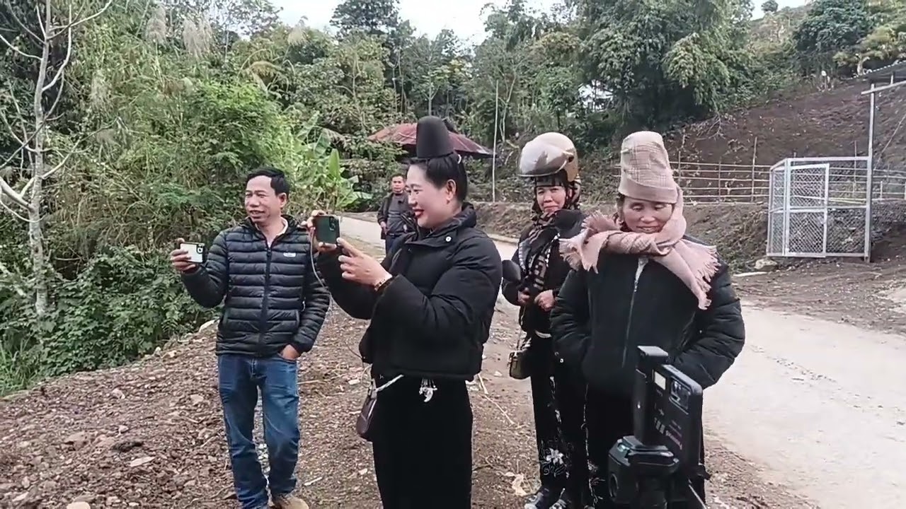 Lo liên và lo Khiêm khắp báo sao muôn hênh pi noong ơi 