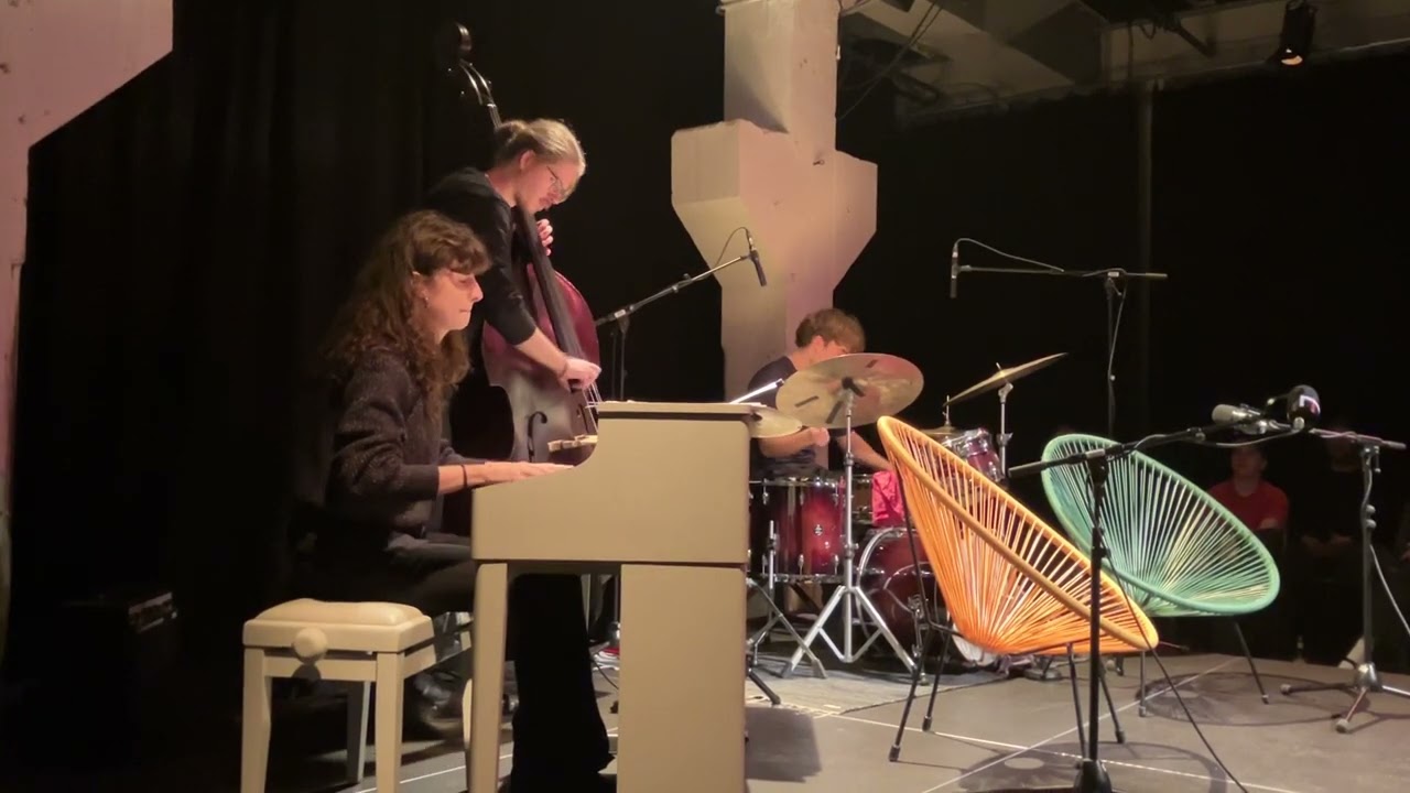 Philipp Heuermann (Kontrabass), Jonas Perner (Schlagzeug) und Adél Kövécs (Klavier)
