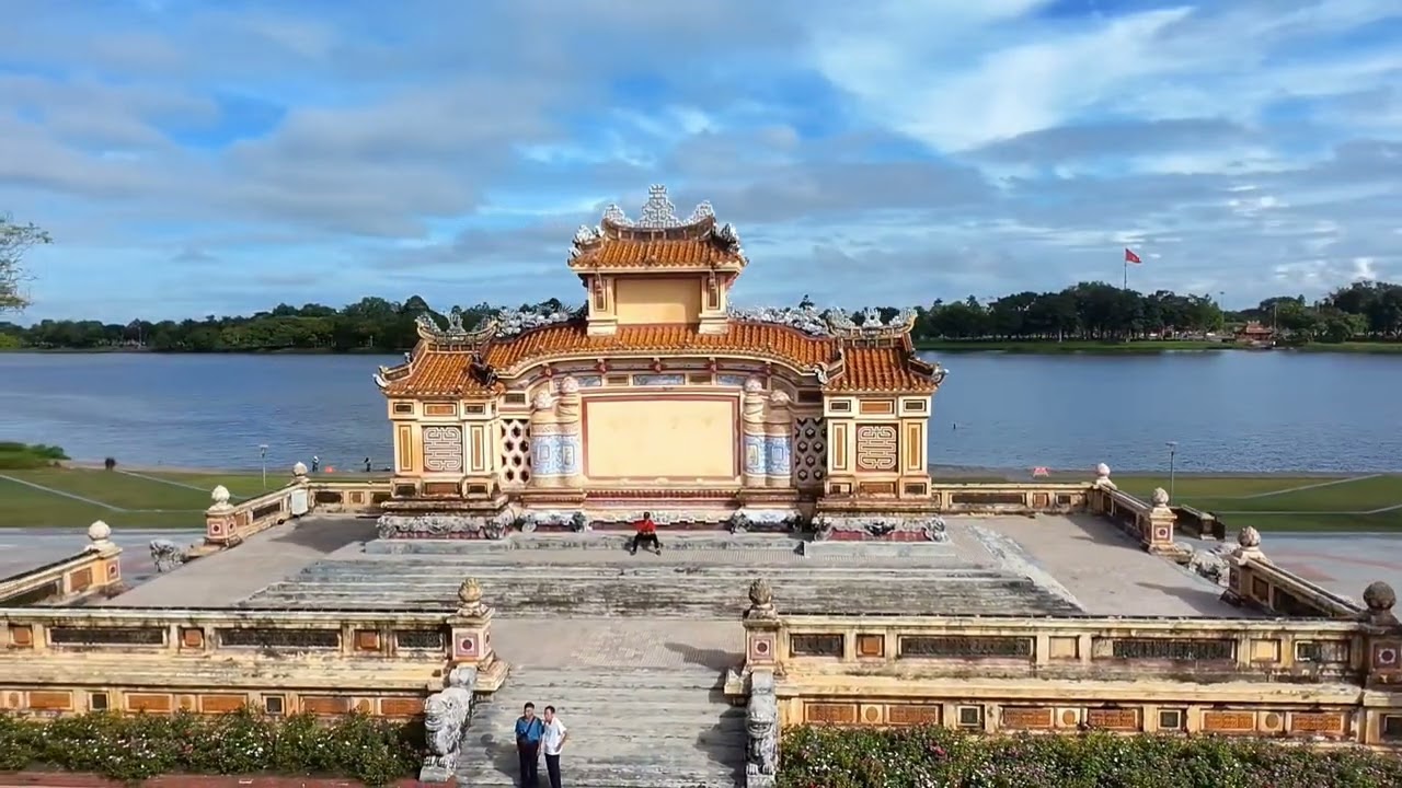 Bay lên cùng Huế