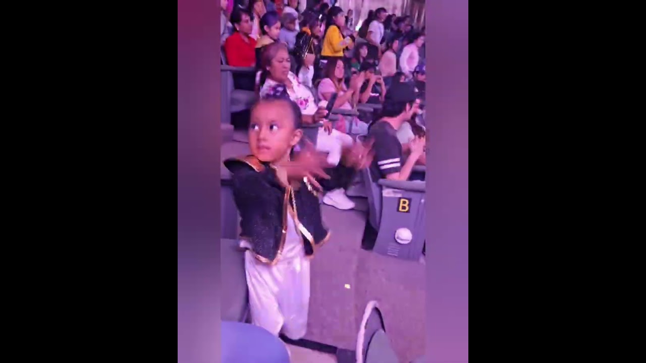 Concierto de las guerras K-pop. Maitecita bebé emocionada. #huntrix  