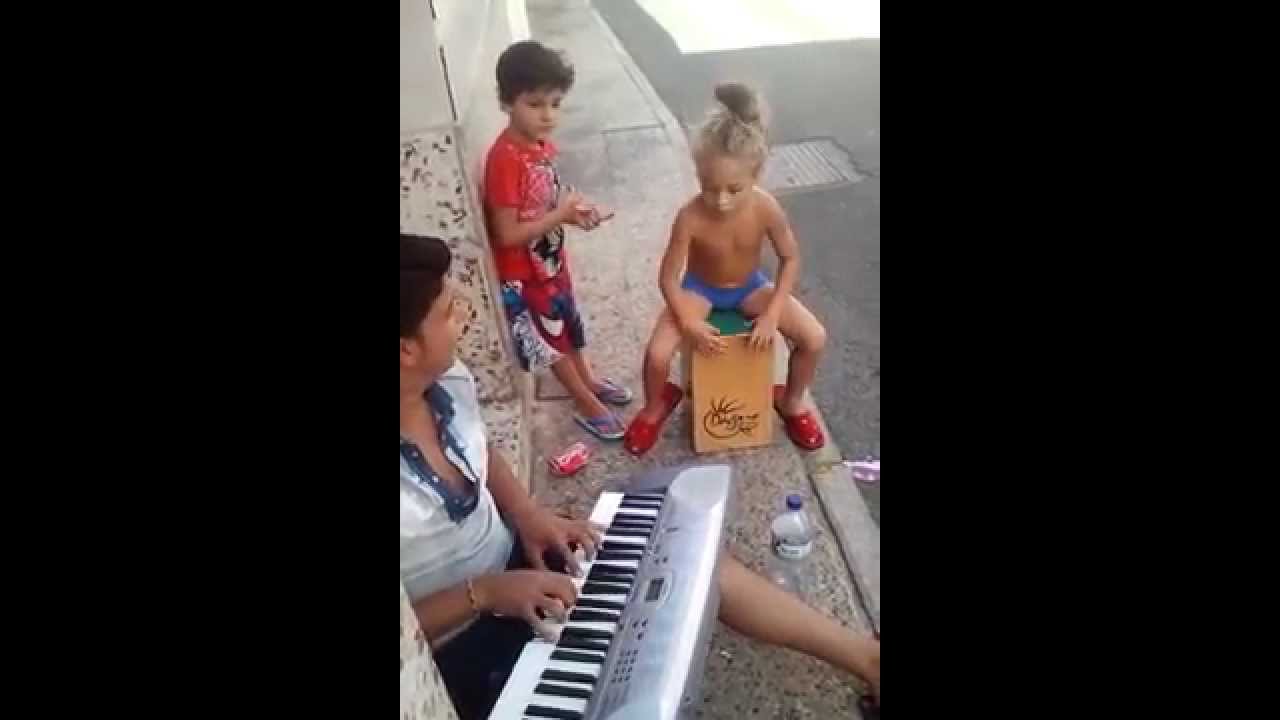 El Niño tocando cajón flamenco por Bulerías y por Rumba