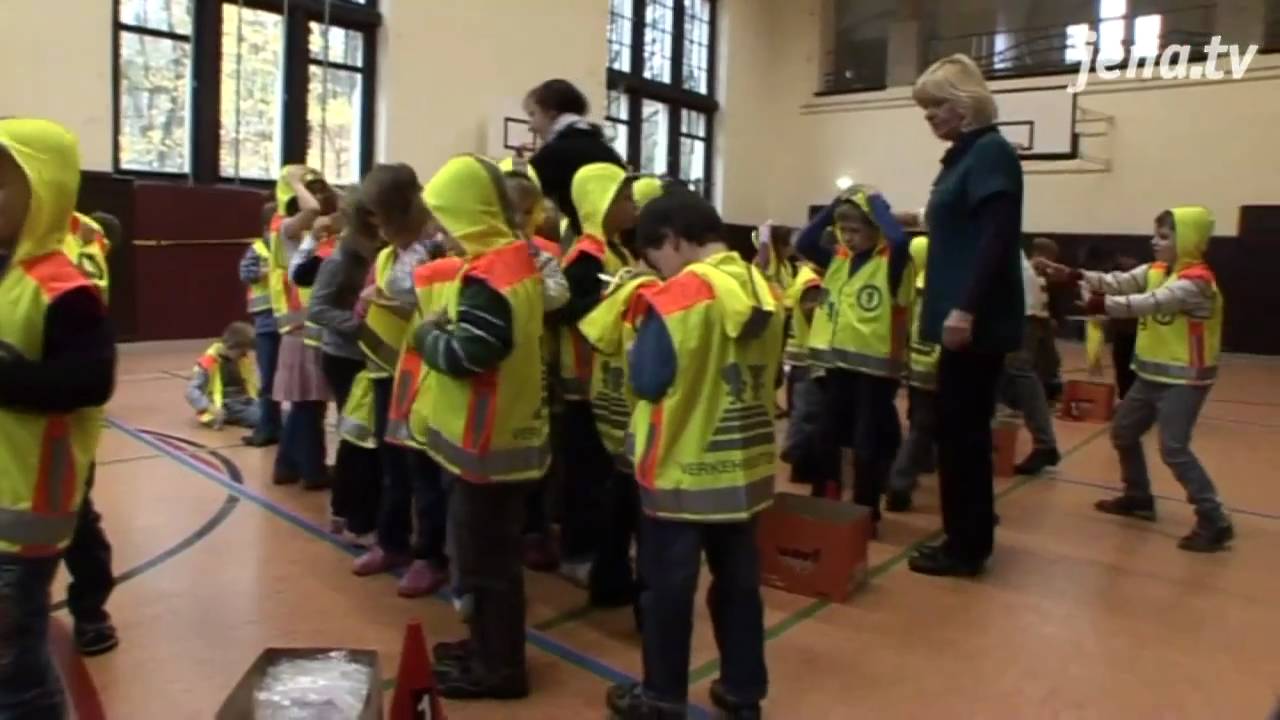Sicherheit: In der Nordschule verteilte der ADAC Warnwesten an Erstklässler