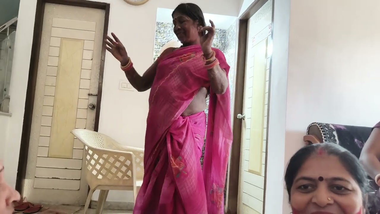 खाओ मेरे राजा में कब से खड़ी थी मस्ती गीतशादी का देहाती डांस जरूर देना