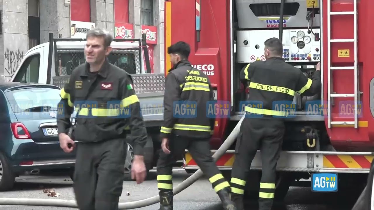Milano, incendio sul tetto di un palazzo di sette piani: evacuati tutti i condomini