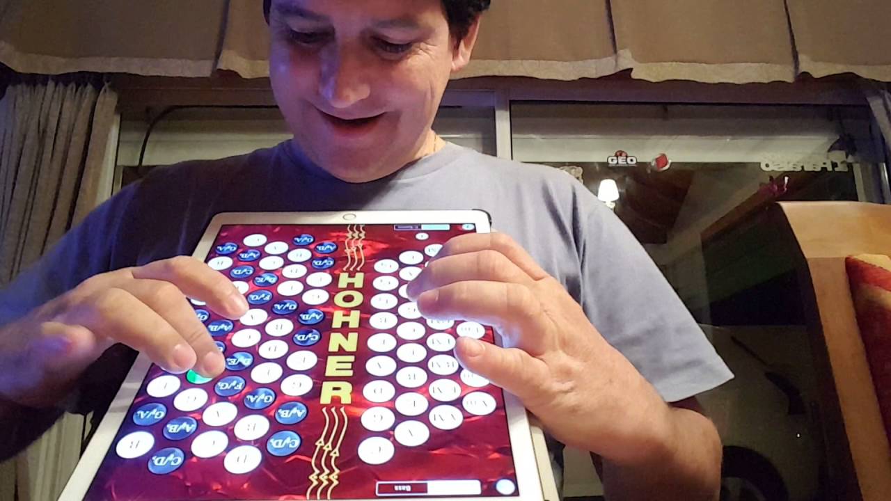 German Obispo Chamame con ipad