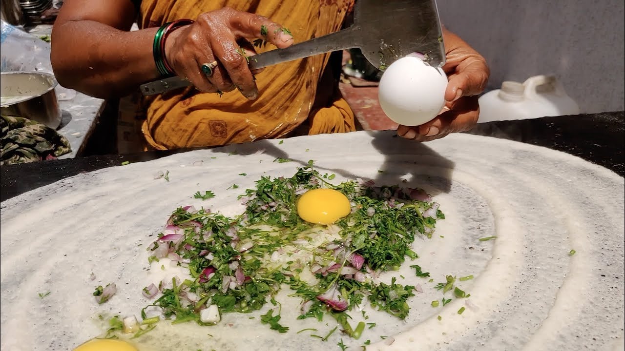 Indian Lady Selling Egg Dosa for Rs 25 | Anda Dosa | Indian Street Food