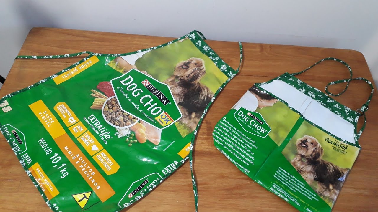 Reciclando avental e porta prendedor com um saco de ração.