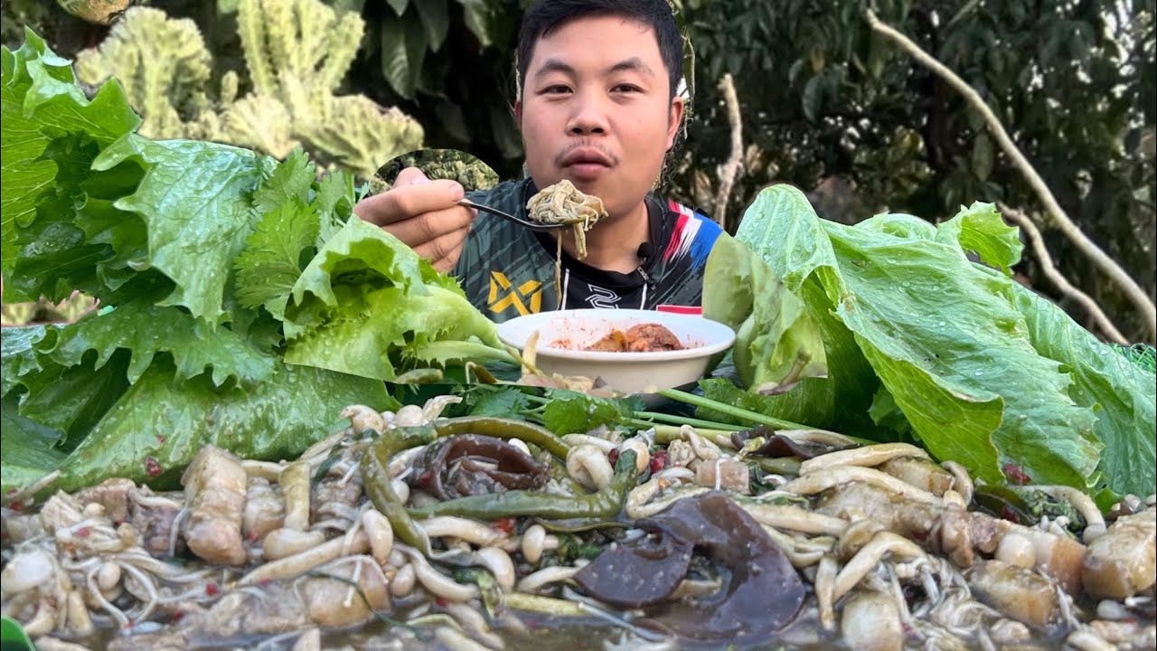 หมกเห็ดใส่หมูสามชั้น(หมกหม้อ￼)♨️แจ่วบักกอกข้าวเหนียวฮ้อนๆแซ่บหลายเด้อ😋😋😋