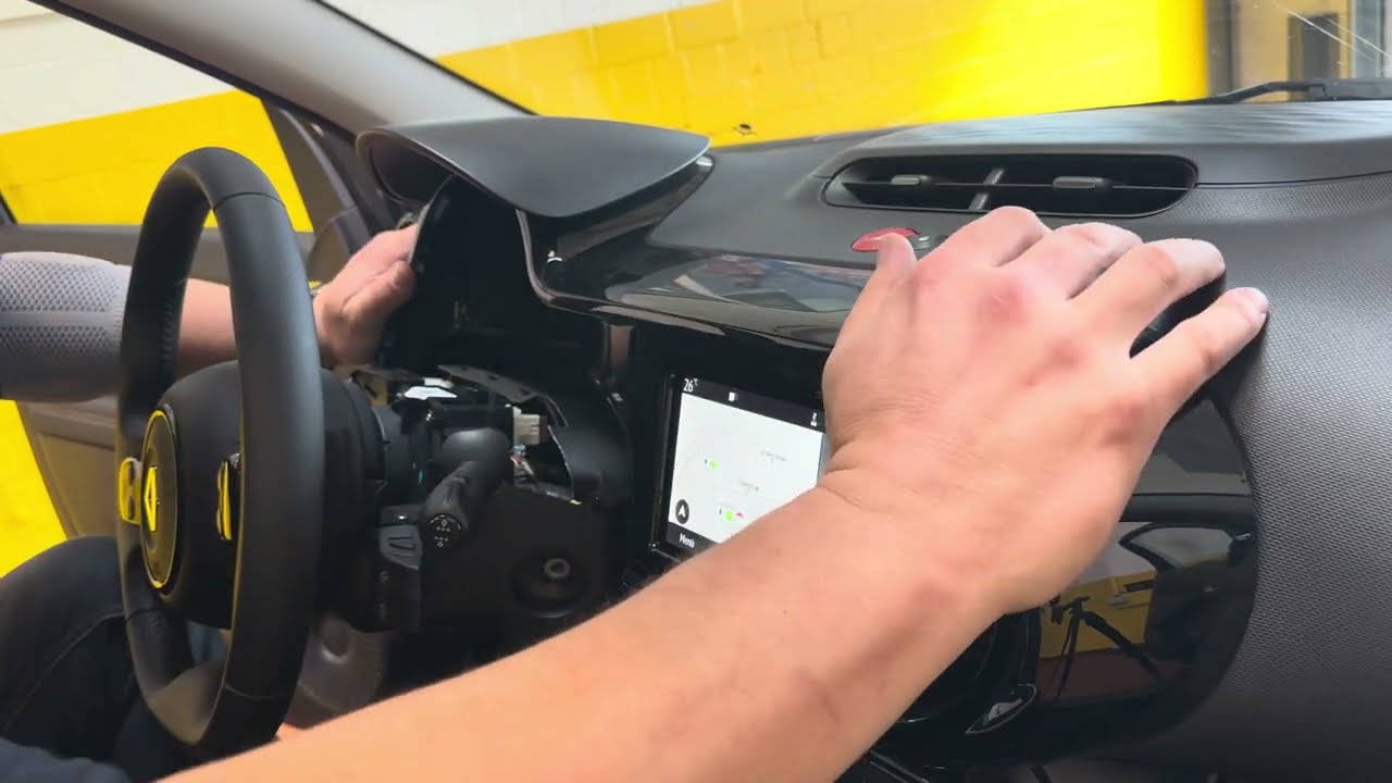 Renault Twingo III Radioverkleidung demontieren.