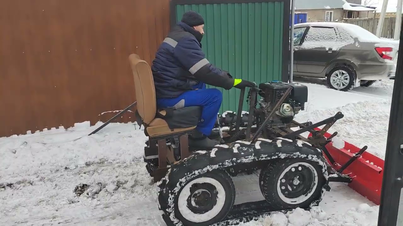 Уборка снега на гусеничном минитракторе минидетешке  со двора